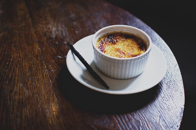creme-brulee-ist-ein-beliebtes-und-schlichtes-dess-cc0-pixabay-freestocks-photos-190202_download Du kannst übriges Eigelb in Crème Brûlée verwerten.