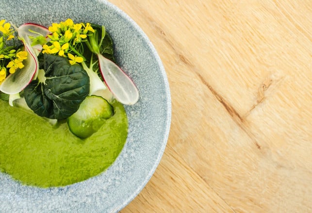 statt-gemuesechips-koennen-auch-hauchduenne-gemuesesch-cc0-unsplash-louis-hansel-250104_download Statt Gemüsechips können auch hauchdünne Gemüsescheiben, die schon leicht durchsichtig sind, ein Gericht interessant aussehen lassen.