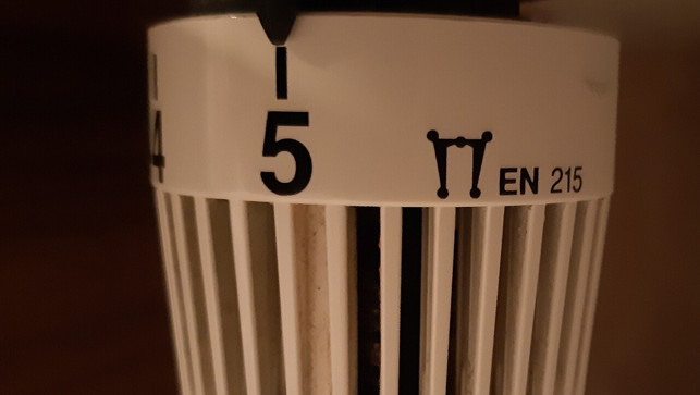 auf-einigen-heizungsreglern-steht-gleich-hinter-de-lucas-drebenstedt-utopia-241208_download Auf einigen Heizungsreglern steht gleich hinter dem Symbol, was es bedeutet.