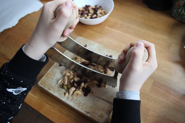 valentinstag-schokobruch_u_170208-kbliem-640x427-02 Bruchschokolade selber machen: Nüsse hacken