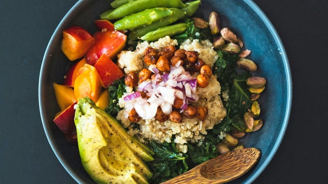Welche Nährstoffe braucht der Körper bei Stress? Bunte Gemüse-Bowl