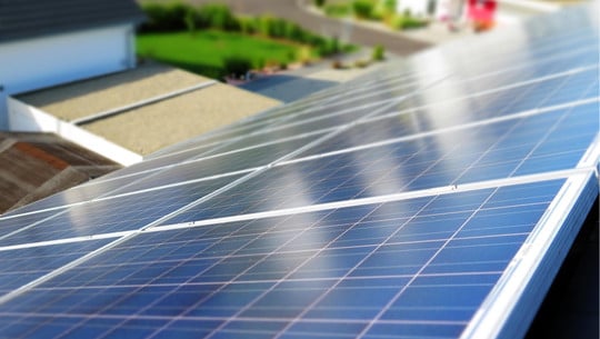 Wenn das Dach voll ist, lässt sich die Solaranlage mit einem Balkonkraftwerk noch erweitern. Photovoltaik-Module auf dem Dach eines Einfamilienhauses