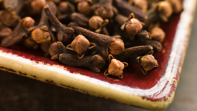 Plate of Whole Cloves Nelken