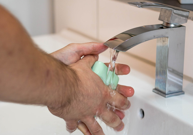 deine-haende-werden-auch-mit-kaltem-wasser-sauber-cc0-pixabay-gentle07-221102_download Deine Hände werden auch mit kaltem Wasser sauber.