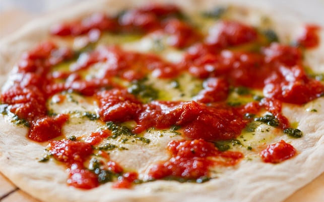 tomatenmark-pizza-pb-cc0-Mrdidg-210727-1280x800 Tomatenmark ist eine beliebte Zutat für viele italienische Gerichte.