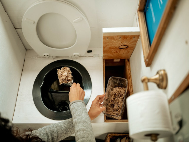 die-trockentrenntoilette-vernwendet-einstreu-statt-kildwickcom-leah-judson-220405_download Die Trockentrenntoilette vernwendet Einstreu statt Wasser – so riecht es nicht schlecht.
