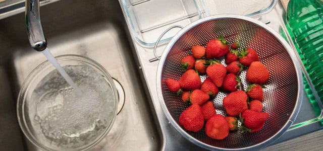 Essigbad für Erdbeeren