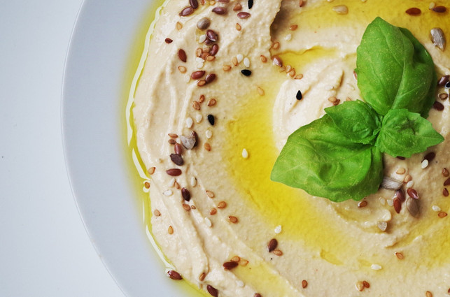 aus-kichererbsen-kannst-du-ein-leckeres-hummus-mac-cc0-pixabay-ajale-190728_download Aus Kichererbsen kannst du zum Beispiel Hummus machen.
