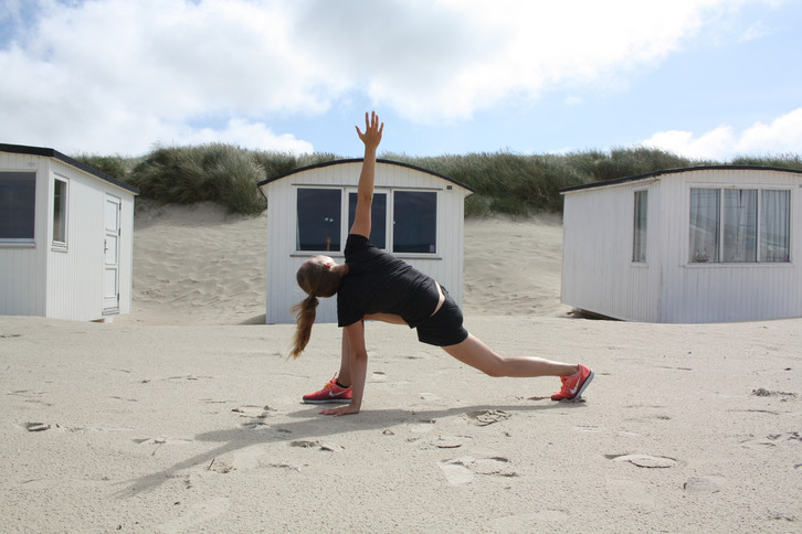 with-this-exercise-you-can-stretch-your-hip-flexors-anna-rau-190811_download With this exercise you can stretch your hip flexors, but also your long back muscles.