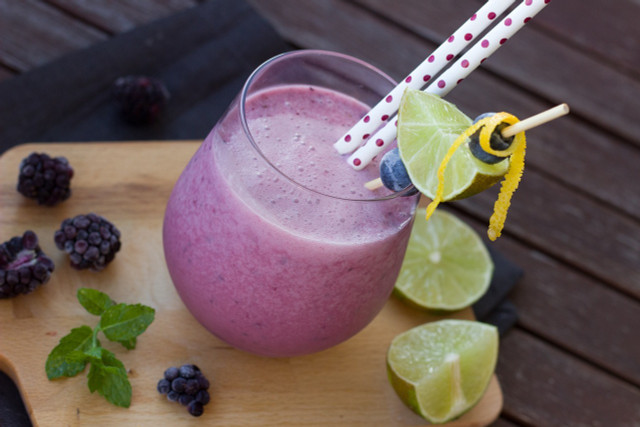 A smoothie with enough carbohydrates and proteins is a good pre-workout sports snack.