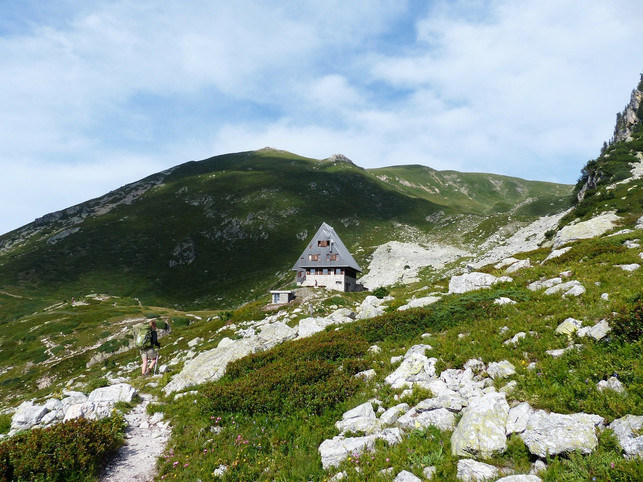 bei-der-karwendel-durchquerung-wanderst-du-von-huet-cc0-pixabay-hans-210920_download Bei der Karwendel-Durchquerung wanderst du von Hütte zu Hütte.