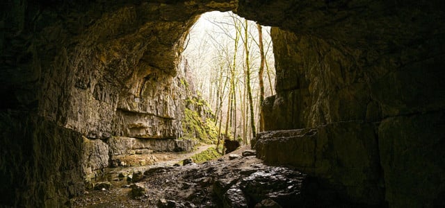 Eine Höhle bei Grabenstetten in der Schwäbischen Alb.