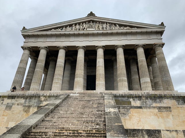 die-wahalla-ist-eine-ruhmeshalle-fuer-besondere-per-laura-mueller-200716_download Die Wahalla ist eine Ruhmeshalle für besondere Persönlichkeiten.