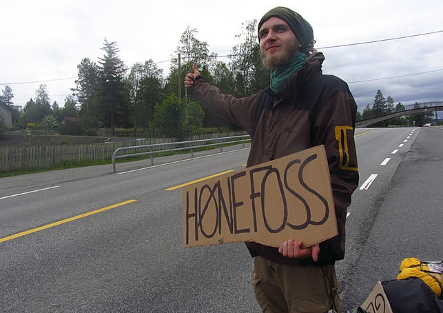 dein-pappschild-sollte-fuer-vorbeifahrende-autofahr-pascal-thiele-utopia-180209_download Dein Pappschild sollte für vorbeifahrende Autofahrer leicht lesbar sein.