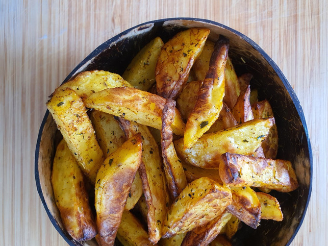 kleine-portionen-kannst-du-in-der-heissluftfritteus-sarah-gairing-utopia-220414_download Kleine Portionen kannst du in der Heißluftfritteuse stromsparender zubereiten als im Ofen.