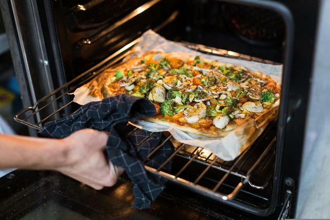 heissluftfritteuse-vs-backofen-fuer-pizza-kuchen-cc0-pixabay-broilkingbaron420vsweber-220510_download Heißluftfritteuse vs. Backofen: Für Pizza, Kuchen und Brot ist ein Backofen besser geeignet.