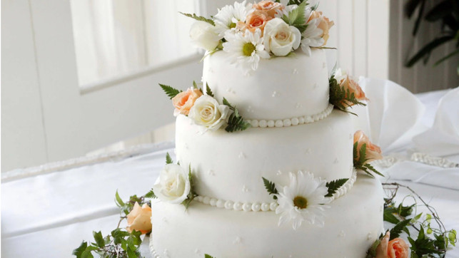 hochzeitstorte-e-brent-keane-220503-1280x720-1 Die Hochzeitstorte braucht keine Plastikfiguren.