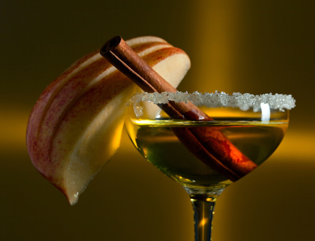 cocktail with apple Garnieren kannst du Bratapfellikör z. B. mit einer Zimtstange.