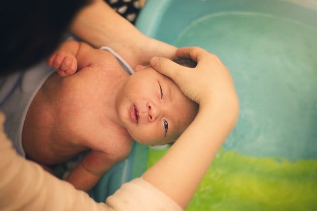 zum-baden-und-zur-hautpflege-benoetigt-dein-baby-ni-cc0-pixabay-skimpton007-171110_download Zum Baden und zur Hautpflege benötigt dein Baby nicht viele verschiedene Produkte.