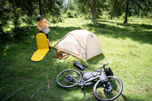 hotel-oder-zelt-macht-einen-himmelweiten-untersch-julian-rohn-julianrohn-231107_download-2 Bikepacking: Hotel oder Zelt macht einen "himmelweiten Unterschied" wenn es um deine Packliste geht.