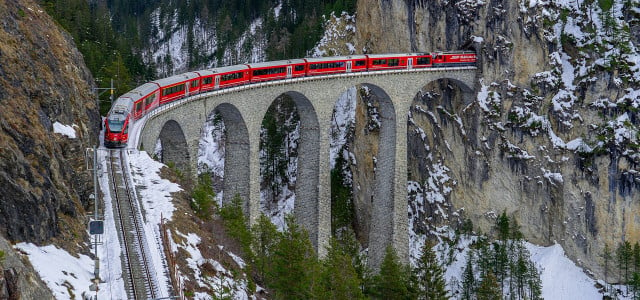 Bei einer Bahnreise durch die Schweiz gibt es einige spektakuläre Aussichten.