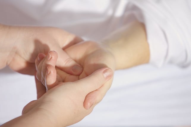 eine-tuina-massage-arbeitet-viel-mit-druck-und-sch-cc0-pixabay-andreas160578-191017_download Eine Tuina-Massage arbeitet viel mit Druck und schiebenden Bewegungen.