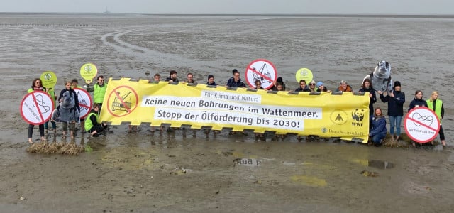 Teilnehmer einer Aktion mehrerer Umweltverbände gegen die Ölförderung im Wattenmeer.