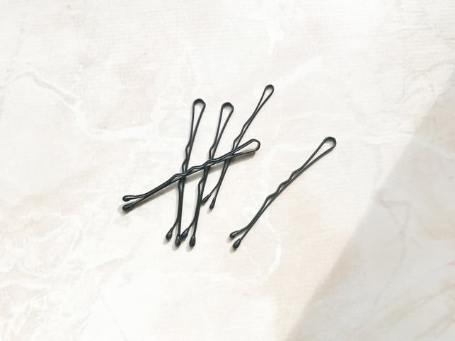 mit-einer-simplen-haarklammer-und-etwas-uebung-lass-jasmina-krauss-utopia-200919_download Mit einer simplen Haarklammer und etwas Übung lassen sich Kirschen entsteinen.