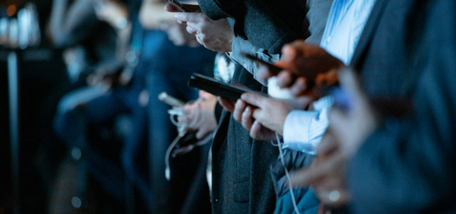 Durchscrollst du Social Media, ohne zu kommentieren? Das sagt die Psychologie dazu (Foto: CC0 / Unsplash / camilo jimenez) lurking social media