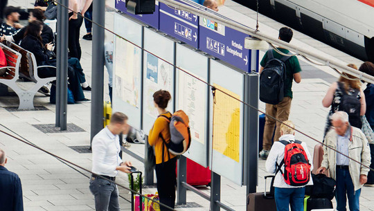 Schaust du noch in die Schaukästen in Bahnhöfen? Bahn will bald Änderung vornehmen Schaust du noch in die Schaukästen in Bahnhöfen? Bahn will bald Änderung vornehmen