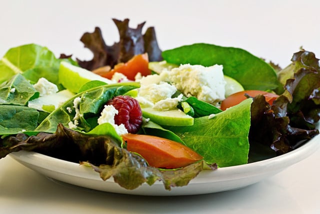Die knackigen Salatblätter sind eine ideale Grundlage für verschiedene Salate.