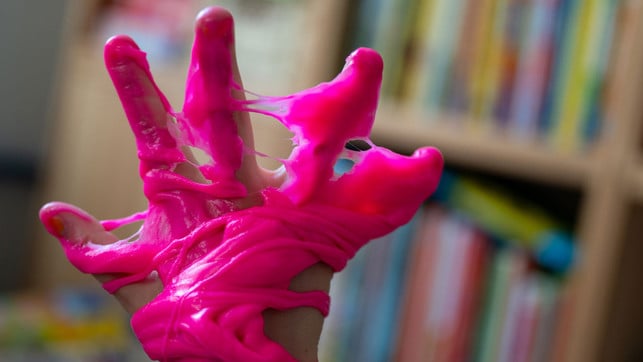 spielschleim-gefahr-dpa Im Handel ist das schleimige Spielzeug in diversen Farben erhältlich, auch Sets zum selber herstellen werden angeboten.