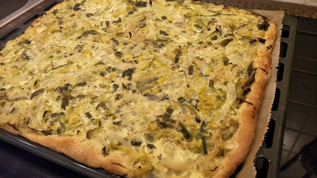 nach-30-minuten-ist-der-zwiebelkuchen-fertig-sven-christian-schulz-utopia-190129_download Nach 30 Minuten ist der Zwiebelkuchen fertig.