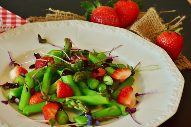 For example, you can serve raw asparagus with strawberries in a salad.