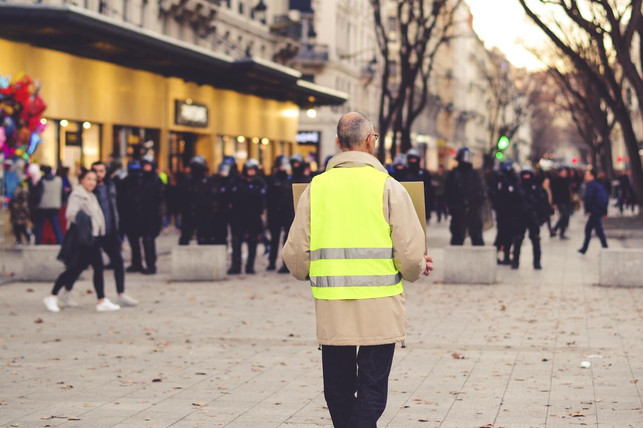 es-gibt-deutsche-wie-auch-europaeische-normen-fuer-w-cc0-public-domain-unsplash-ev-200418_download Es gibt deutsche, wie auch europäische Normen für Warnwesten.