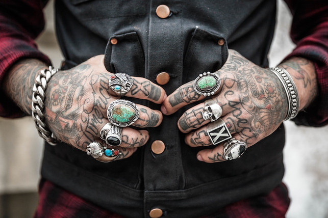 vor-allem-tattoos-an-den-haenden-benoetigen-viel-pfl-cc0-pixabay-free-photos-190320_download Vor allem Tattoos an den Händen benötigen viel Pflege.