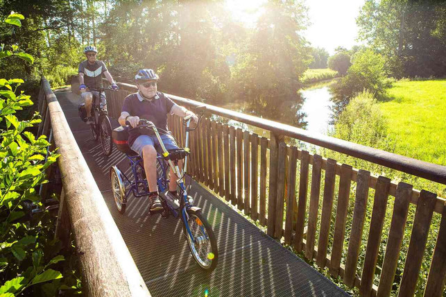 die-bruecke-warburg-am-diemelradweg-ist-idyllisch-u-drwmarc-schnittker-241231_download Die Brücke Warburg am Diemelradweg ist idyllisch und historisch interessant.