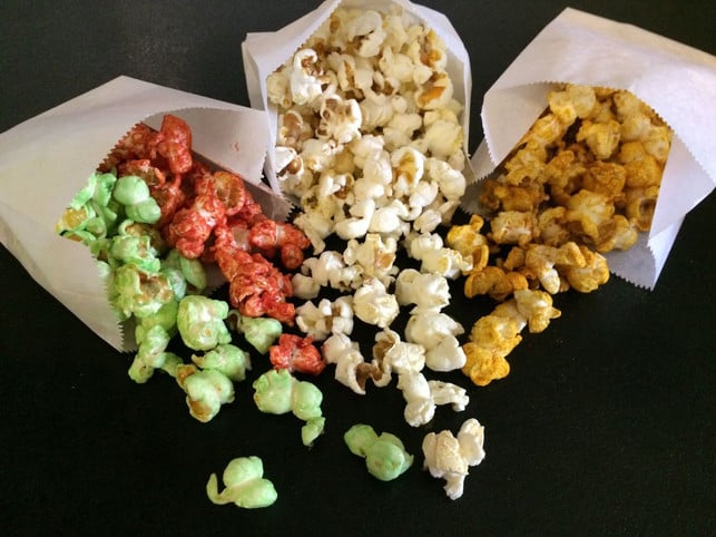 von-links-nach-rechts-farbiges-popcorn-salziges-rhea-moutafis-utopia-170928_download Von links nach rechts: Farbiges Popcorn, salziges Popcorn und Gewürz-Popcorn.