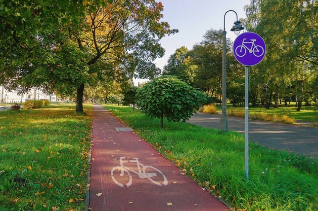 abgetrennte-fahrradwege-verhindern-die-gefahr-von-cc0-pixabay-stimoroll-220127_download Abgetrennte Fahrradwege verhindern die Gefahr von Dooring-Unfällen.
