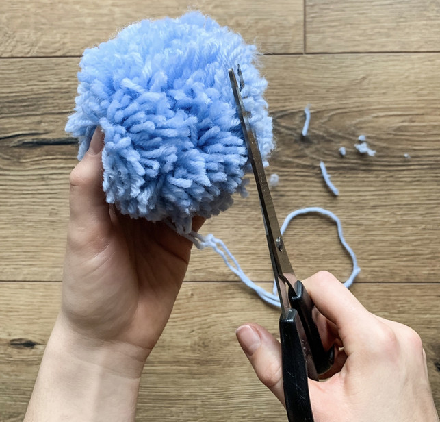 mit-einer-schere-ueberstehende-faeden-stutzen-katrin-baab-utopia-191227_download Mit einer Schere überstehende Fäden stutzen.