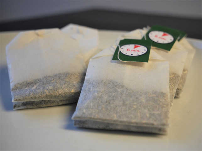 diese-teebeutel-duerfen-in-den-biomuell-sollten-es-sven-christian-schulz-utopia-210129_download Diese Teebeutel dürfen in den Biomüll, sollten dort aber besser nicht landen.