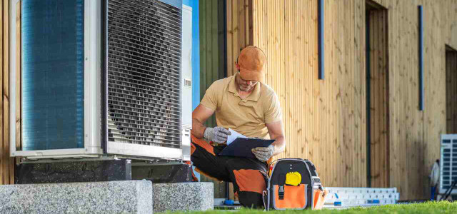 Mit Wärmepumpe heizen: Mit diesen Tipps sinkt deine Stromrechnung (Foto: © Colourbox.de / Tomasz Zajda Virrage Images Inc) Fachgerechte Wartung verlängert die Lebensdauer der Wärmepumpe.