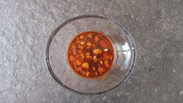 marinade-aus-ingwer-knoblauch-und-gewuerzen-mia-stremme-utopia-210723 Marinade aus Ingwer, Knoblauch und Gewürzen.