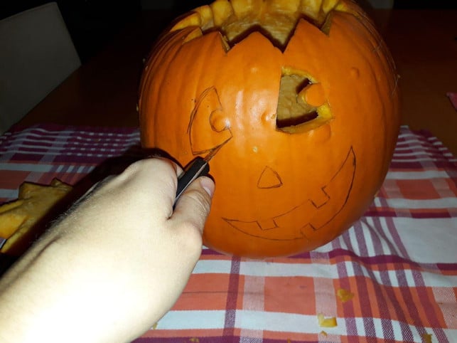 schneide-die-formen-fuer-das-gesicht-aus-maren-fischer-utopia-181026_download Schneide die Formen für das Gesicht aus.