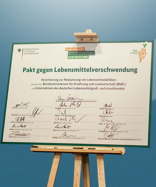 REWE und PENNY spenden 24 Tonnen Lebensmittel
