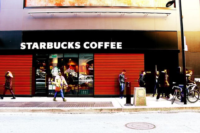 starbucks-cafes-finden-sich-nahezu-ueberall-an-stra-cc0-pixabay-stocksnap-180908_download Starbucks-Cafés finden sich nahezu überall an strategisch günstigen Straßenkreuzungen.