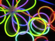knicklichter-gibt-es-in-verschiedenen-varianten-cc0-pixabay-era_blackout-180518_download Knicklichter gibt es in verschiedenen Varianten - sei es als Blume, Zauberstab oder Brille.