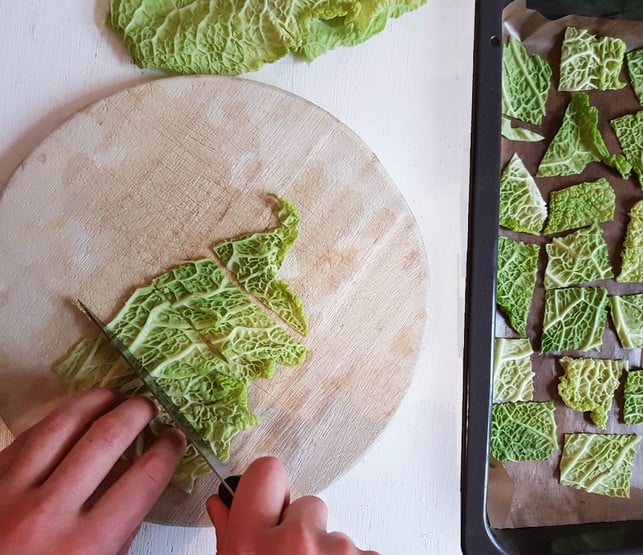 wirsing-chips-selbst-machen-charlotte-gneupel-utopia-171203_download Schneide den Kohl, um Wirsing-Chips daraus zu machen.