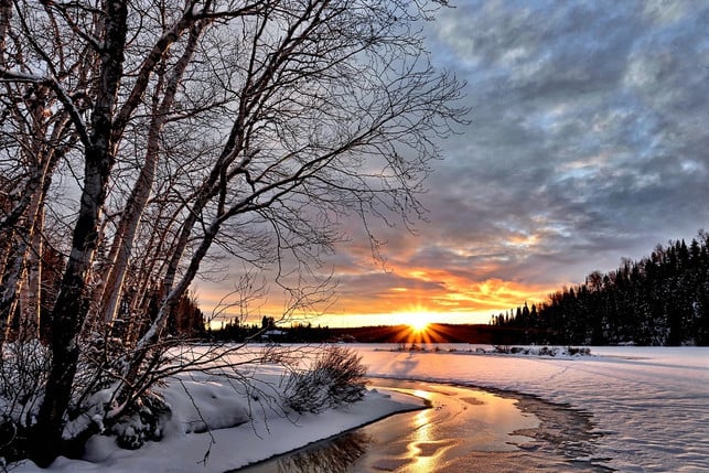 beachte-beim-winterwandern-dass-die-sonne-deutlic-cc0-pixabay-alainaudet-230111_download Beachte beim Winterwandern, dass die Sonne deutlich früher untergeht als im Sommer.