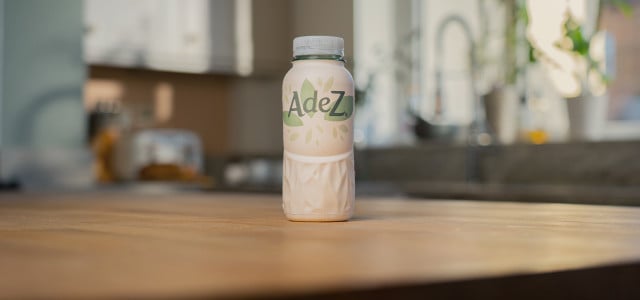 In Ungarn testet Coca-Cola den Prototyp der Papierflasche mit dem Getränk AdeZ